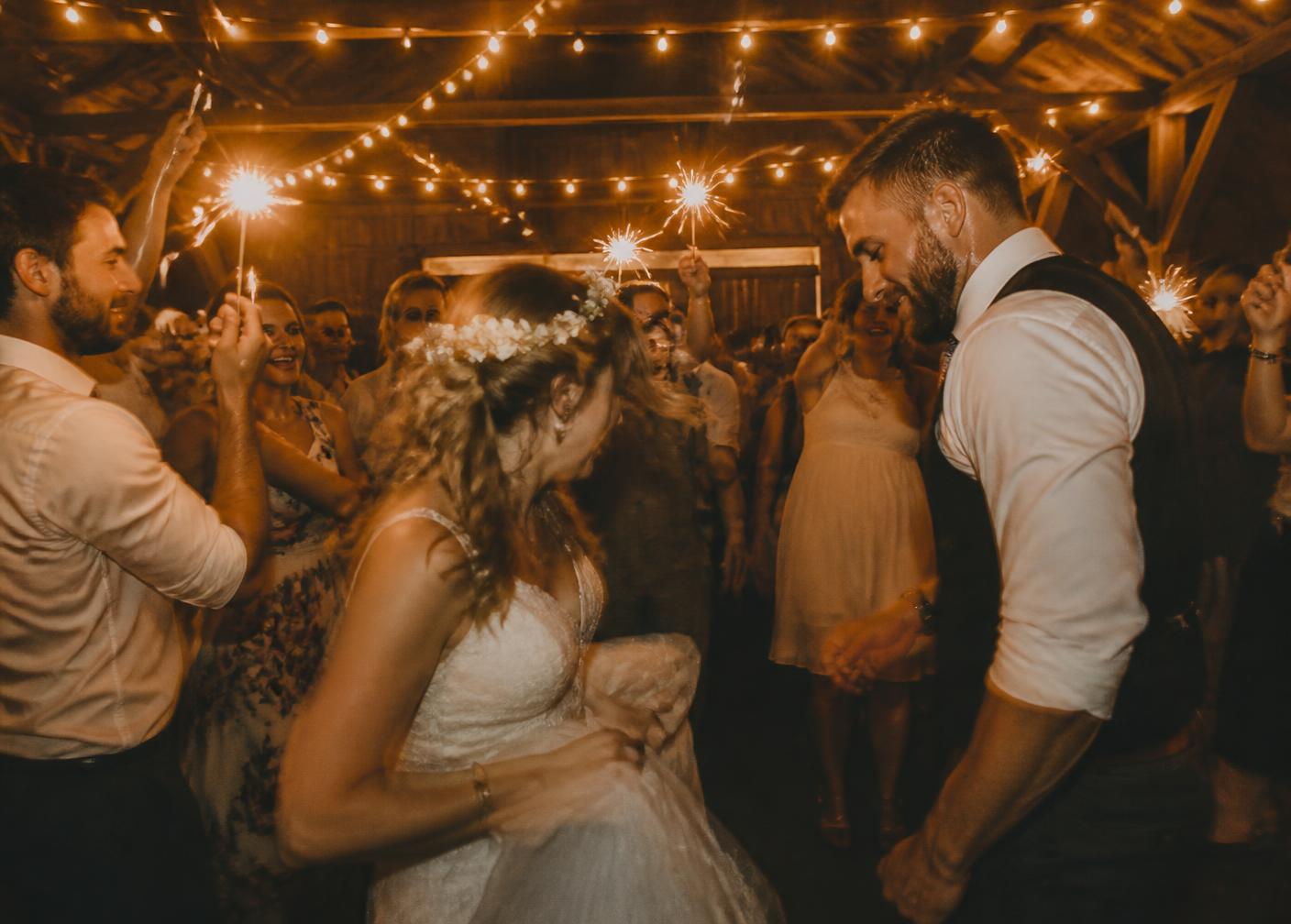 Guests dancing under festoon lights at De Stilte